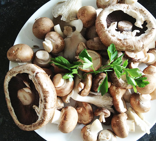 Notenbroodtoast met paddenstoelen